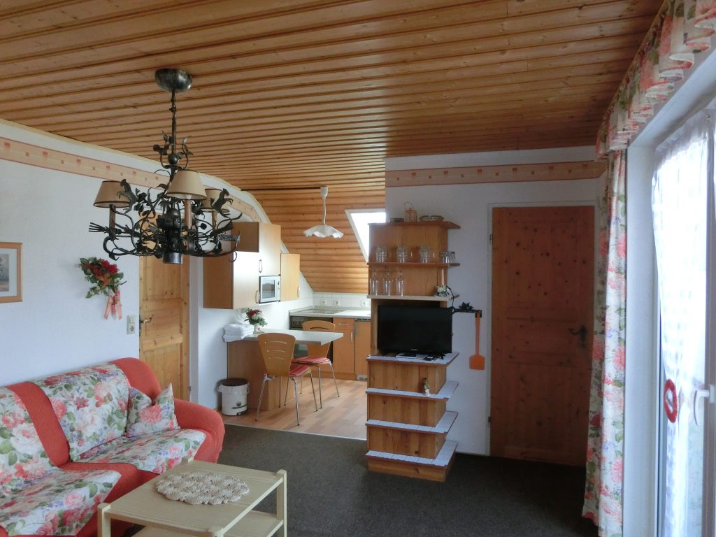 Essbereich mit Tisch und Sitzgelegenheiten